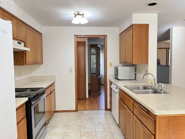 4040 Munsel Creek Dr, Florence, OR 97439 - kitchen with under cabinet range hood, stainless steel appliances, a sink, and light countertops