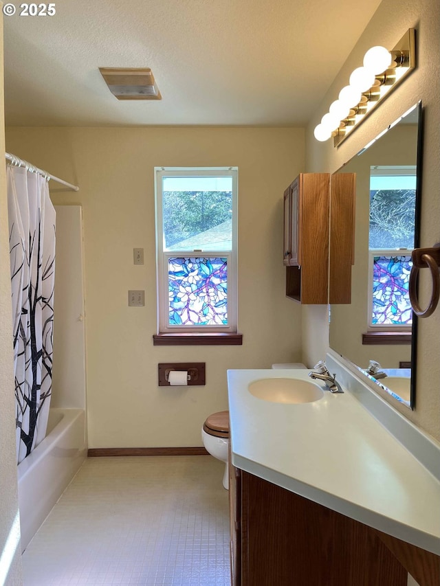 4040 Munsel Creek Dr, Florence, OR 97439 - full bath featuring toilet, shower / bath combo with shower curtain, vanity, baseboards, and tile patterned floors