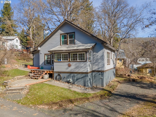 view of front of property with driveway