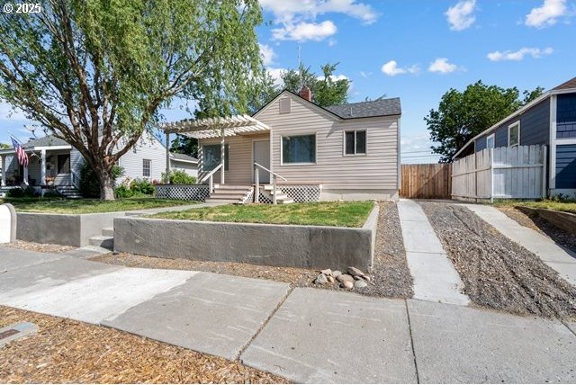 561 E Ridgeway Ave, Hermiston, OR 97838 - view of front of property featuring a pergola
