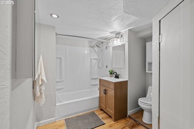 561 E Ridgeway Ave, Hermiston, OR 97838 - bathroom featuring vanity, wood finished floors, shower / washtub combination, and a textured ceiling