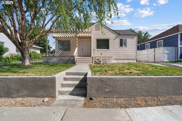 561 E Ridgeway Ave, Hermiston, OR 97838 - bungalow-style house featuring a pergola