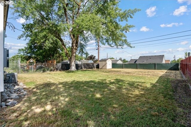 561 E Ridgeway Ave, Hermiston, OR 97838 - fenced backyard featuring a shed