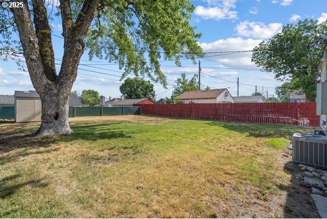 561 E Ridgeway Ave, Hermiston, OR 97838 - view of fenced backyard