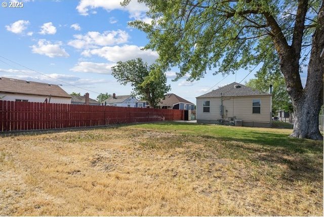 561 E Ridgeway Ave, Hermiston, OR 97838 - view of yard