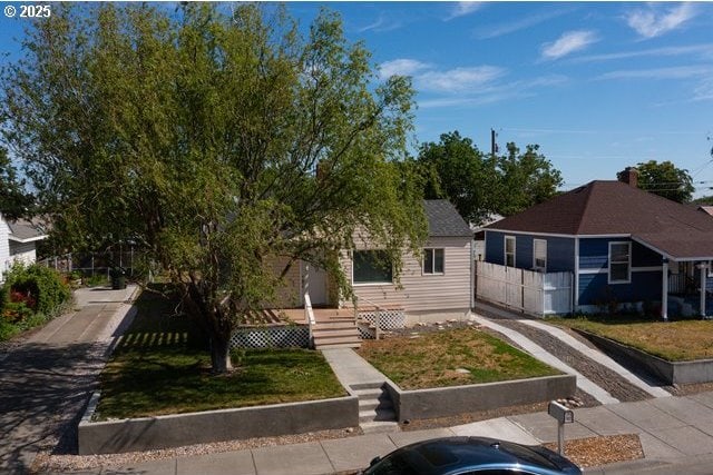 561 E Ridgeway Ave, Hermiston, OR 97838 - view of bungalow