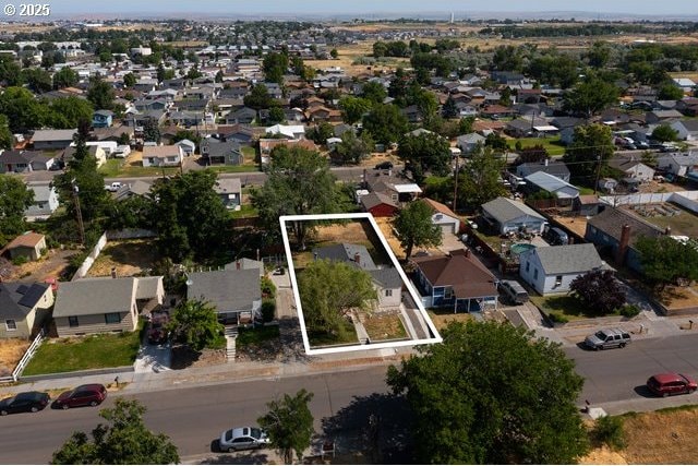 561 E Ridgeway Ave, Hermiston, OR 97838 - aerial view of property and surrounding area with property parcel outlined and nearby suburban area