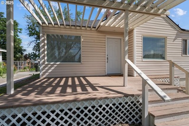561 E Ridgeway Ave, Hermiston, OR 97838 - wooden terrace with a pergola