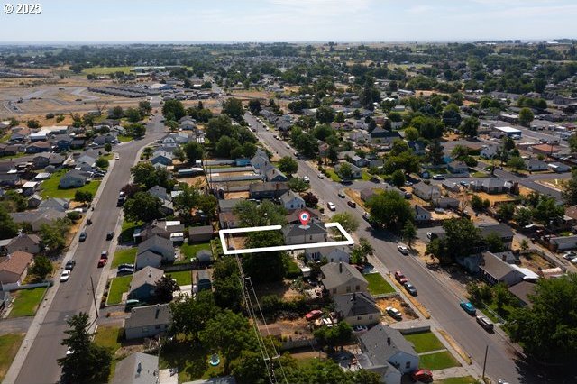 561 E Ridgeway Ave, Hermiston, OR 97838 - aerial overview of property's location with property parcel outlined and nearby suburban area
