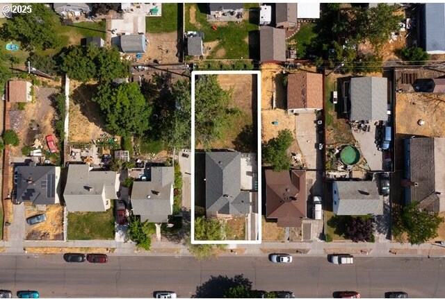 561 E Ridgeway Ave, Hermiston, OR 97838 - aerial view of property's location featuring property parcel outlined and nearby suburban area