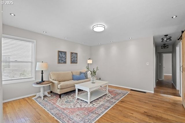 561 E Ridgeway Ave, Hermiston, OR 97838 - living area featuring light wood-style floors and recessed lighting