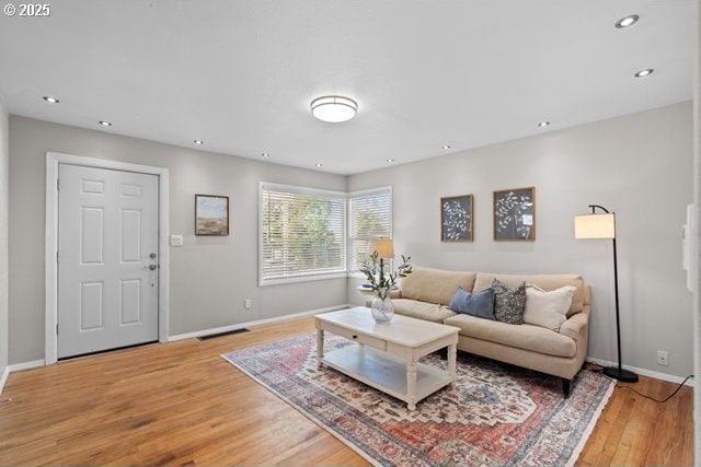 561 E Ridgeway Ave, Hermiston, OR 97838 - living area featuring light wood finished floors and recessed lighting