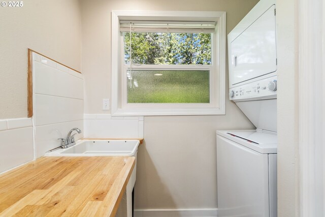 20220 E Peter Pl Unit 3, Sandy, OR 97055 - laundry room with stacked washer / dryer