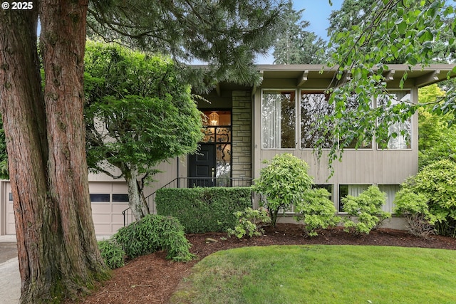 845 NW Day Dr, Gresham, OR 97030 - view of front facade featuring a front lawn and an attached garage