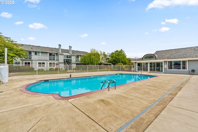650 Harlow Rd Unit 233, Springfield, OR 97477 - community pool with fence and a patio area