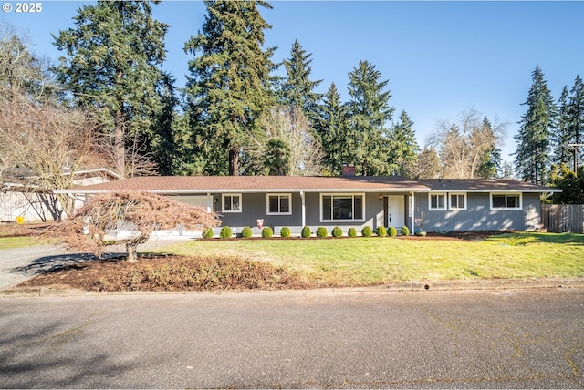 ranch-style home featuring a front lawn