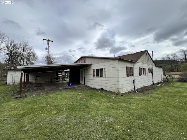 524 Buckhorn Rd, Roseburg, OR 97470 - rear view of house featuring an attached carport and a lawn