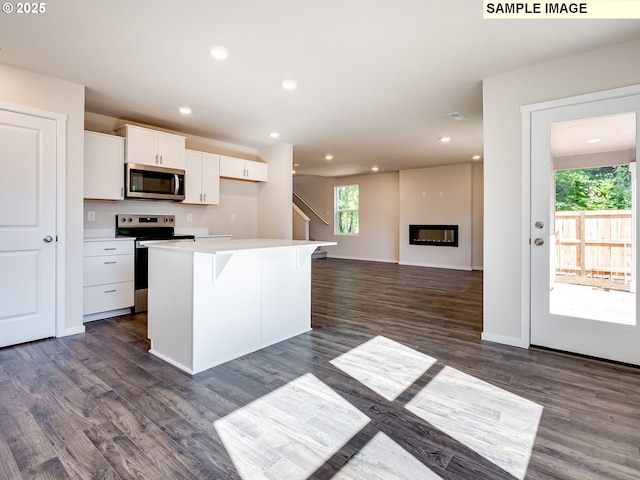 bedroom featuring baseboards and carpet