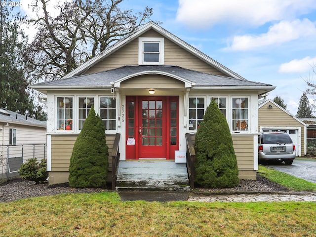 view of front facade featuring a front lawn