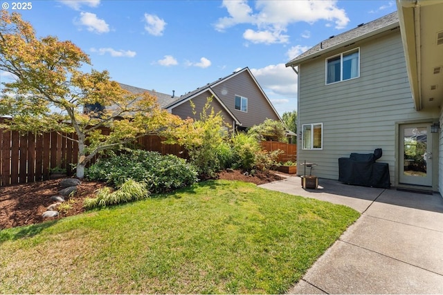 1609 Wood Duck St, Silverton, OR 97381 - fenced backyard with a patio area