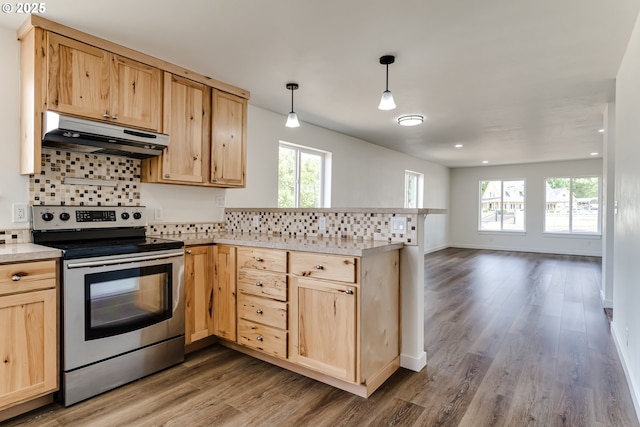 85160 Larson Rd, Eugene, OR 97405 - kitchen with stainless steel electric range oven, under cabinet range hood, light brown cabinets, a peninsula, and backsplash