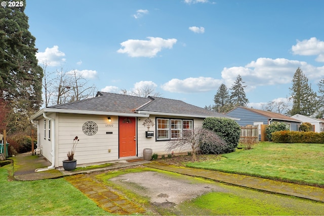 ranch-style home featuring a front lawn