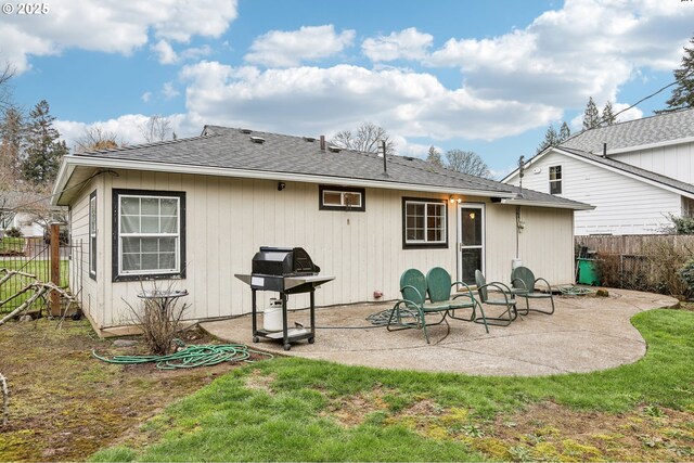 view of yard featuring a storage shed