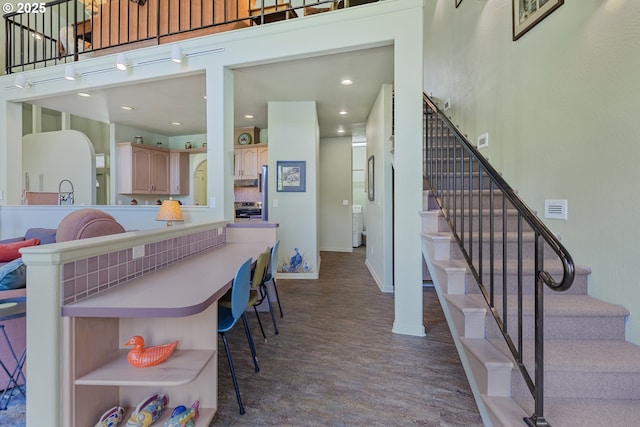 91060 Leashore Dr, Vida, OR 97488 - kitchen featuring dark wood-style floors, stainless steel range, a kitchen breakfast bar, baseboards, and open shelves