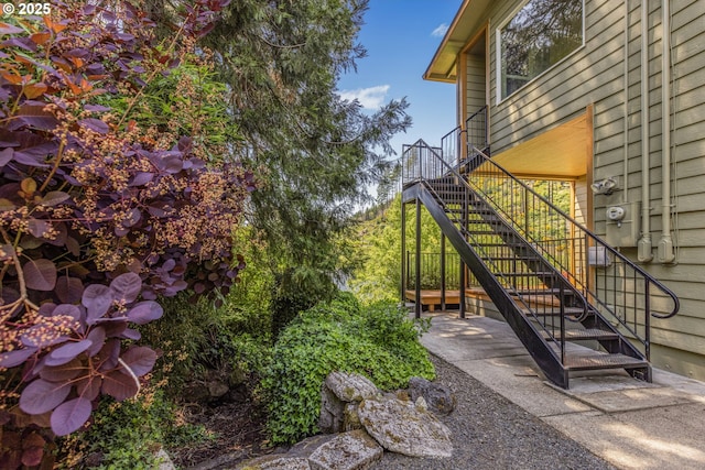 91060 Leashore Dr, Vida, OR 97488 - view of yard with stairs
