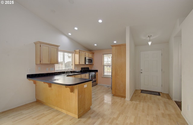 806 NW 15th Ave, Battle Ground, WA 98604 - kitchen featuring appliances with stainless steel finishes, a sink, light wood-style flooring, a peninsula, and recessed lighting