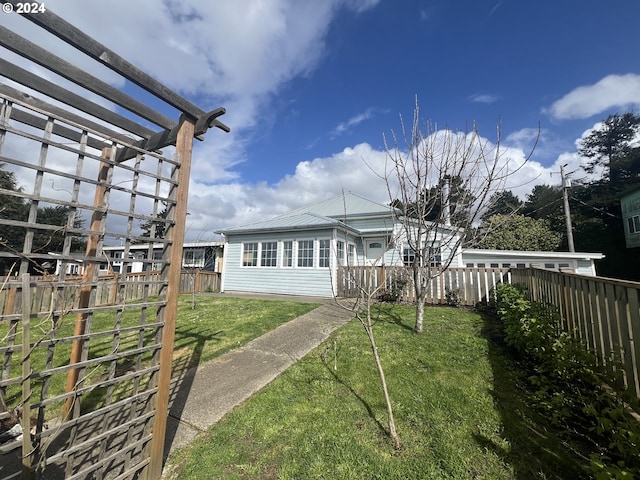 view of yard featuring a pergola