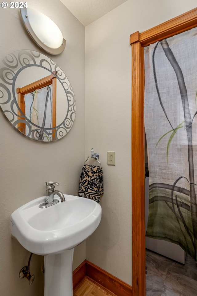 1650 Leatherwood Dr, Eugene, OR 97405 - bathroom with baseboards