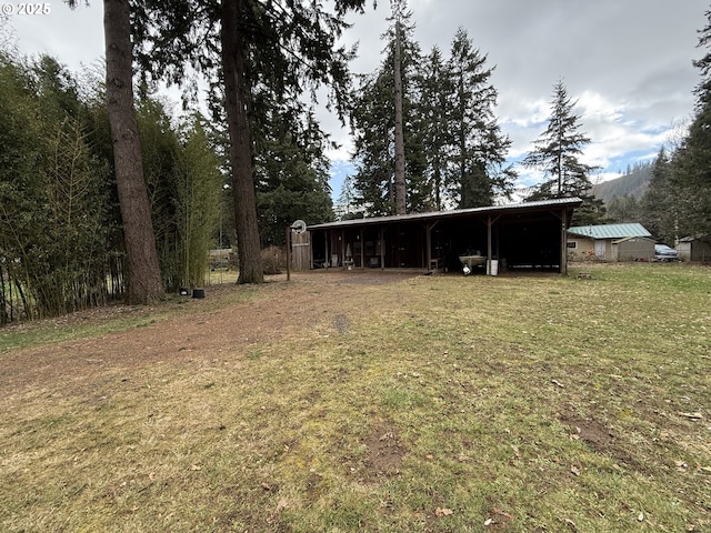 view of yard featuring an outdoor structure and a pole building