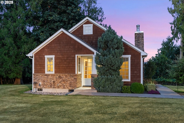 view of front facade with a yard