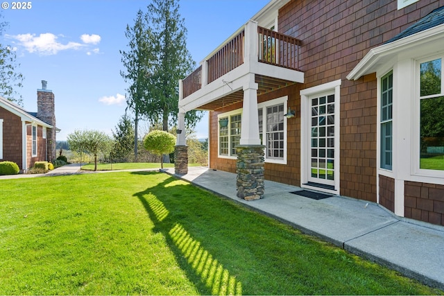 view of yard featuring a balcony