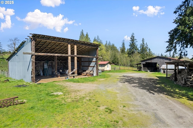 view of yard featuring an outbuilding