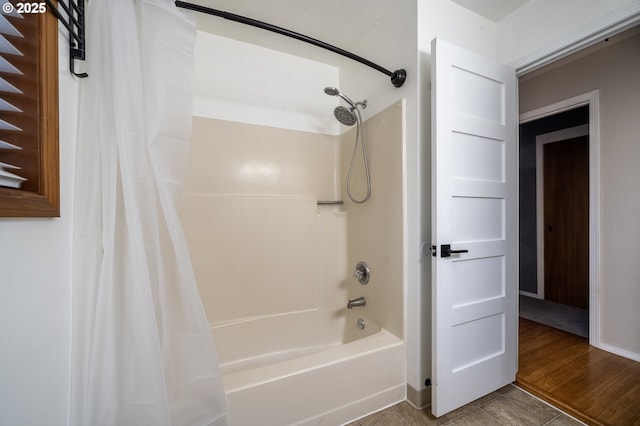 bathroom featuring shower / tub combo