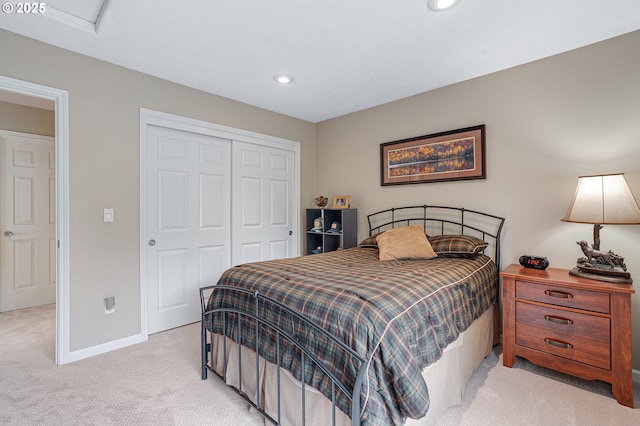 15137 SW Peachtree Dr, Portland, OR 97224 - bedroom featuring light carpet, a closet, and recessed lighting