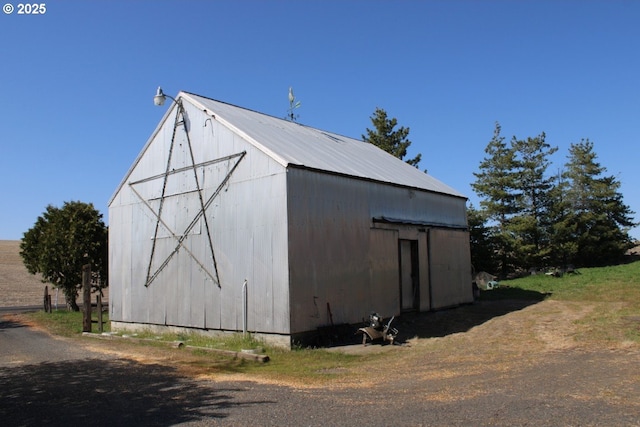 view of outdoor structure with an outbuilding