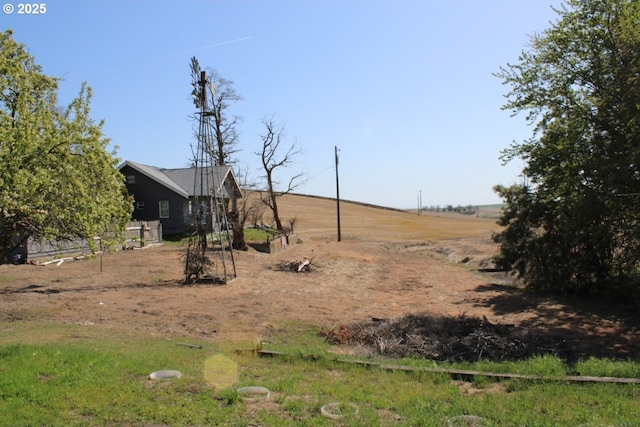view of yard featuring a rural view