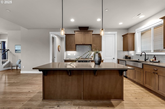 5719 N 87th Ave, Camas, WA 98607 - kitchen featuring a sink, a breakfast bar, a kitchen island, tasteful backsplash, and recessed lighting