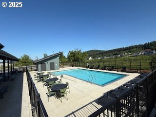 5719 N 87th Ave, Camas, WA 98607 - community pool with a patio
