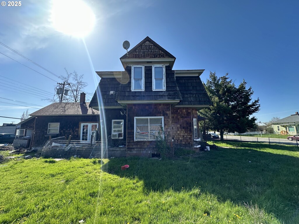 view of front facade featuring a front yard and fence
