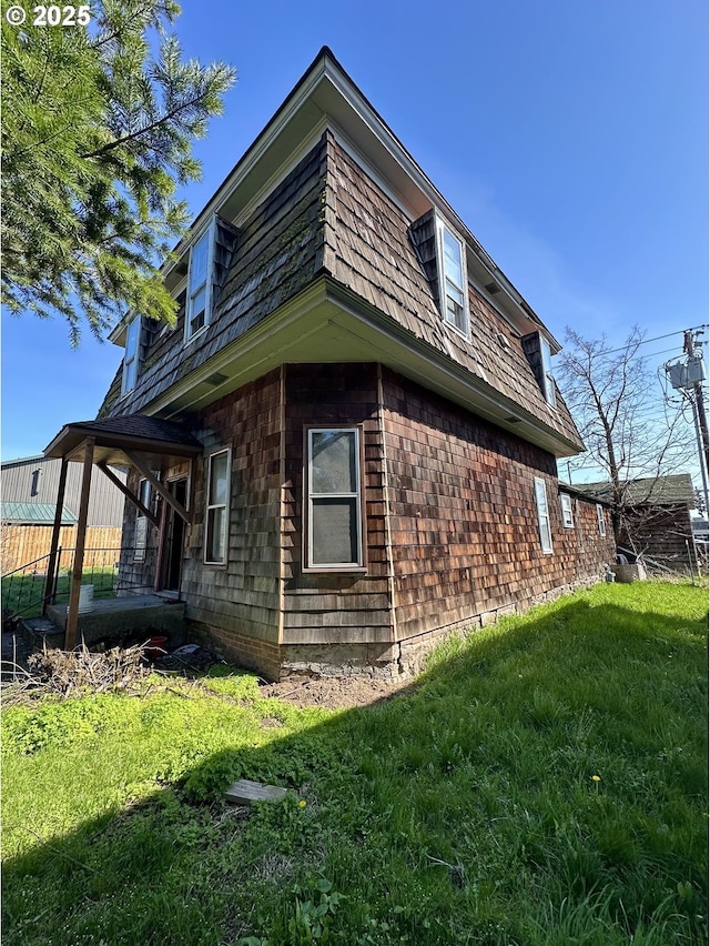 214 W Broadway St, Goldendale, WA 98620 - view of side of property with a yard