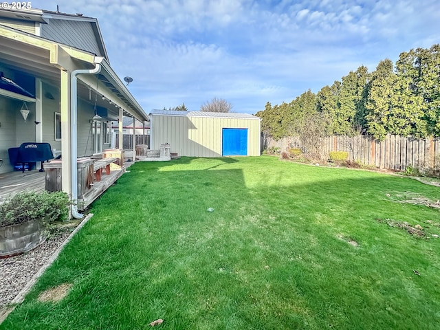 view of yard with an outbuilding