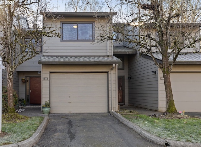 view of front facade featuring a garage