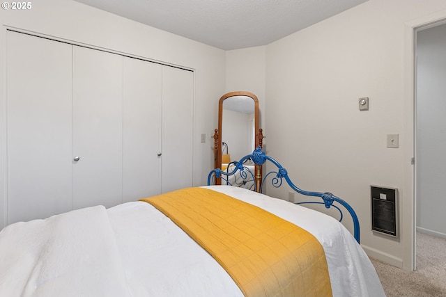 bedroom featuring carpet floors, a textured ceiling, and a closet