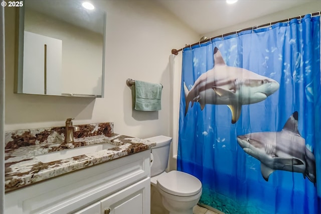 full bath with vanity, recessed lighting, a shower with shower curtain, and toilet