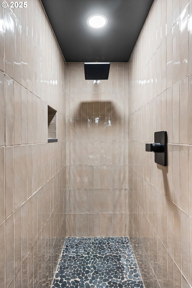 bathroom featuring a tile shower