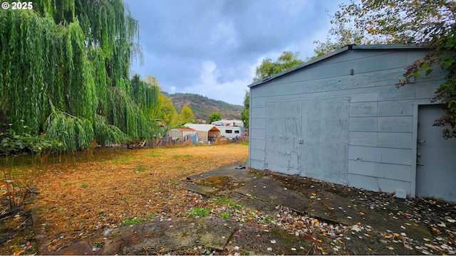260 Pleasant Ave, Roseburg, OR 97470 - garage featuring a mountain view